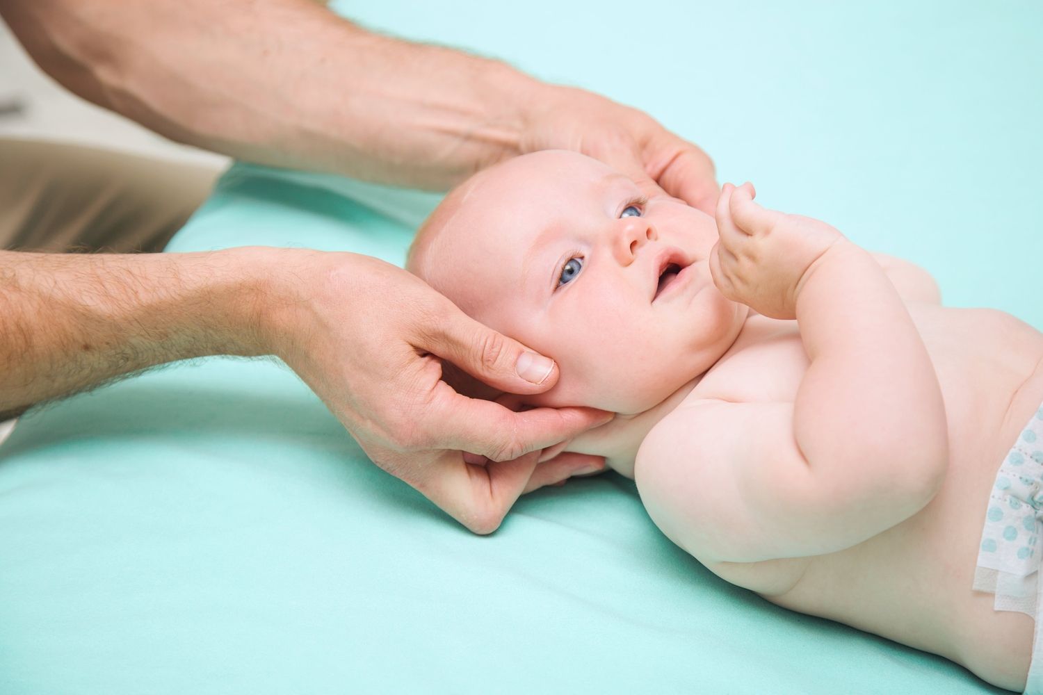 Osteopathie Behandlung bei einem Baby